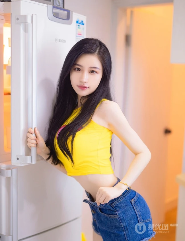 气质的小厨娘，精选修身女生紧身衣，紧身短裤厨房写真
