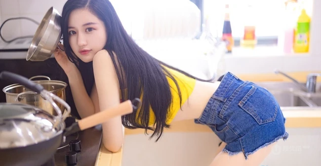 气质的小厨娘，精选修身女生紧身衣，紧身短裤厨房写真