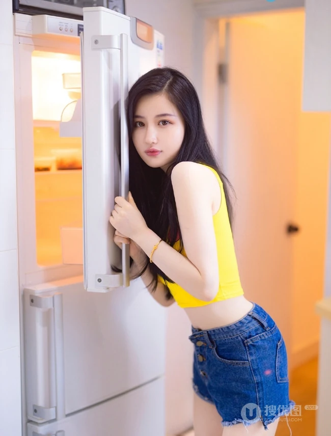 气质的小厨娘，精选修身女生紧身衣，紧身短裤厨房写真