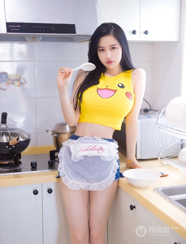 气质的小厨娘，精选修身女生紧身衣，紧身短裤厨房写真