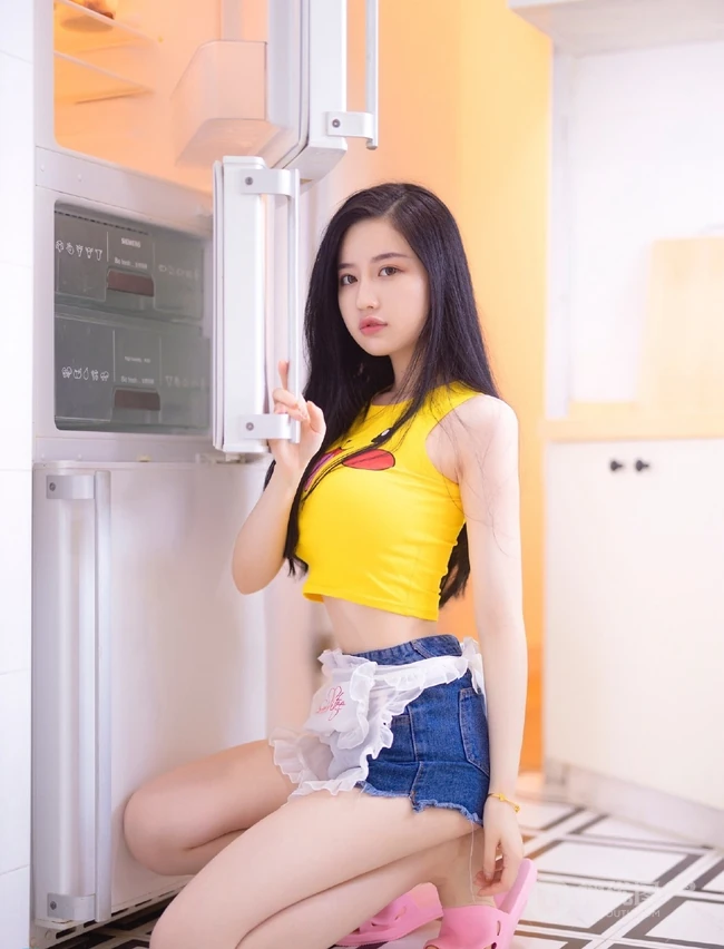 气质的小厨娘，精选修身女生紧身衣，紧身短裤厨房写真