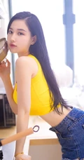 气质的小厨娘，精选修身女生紧身衣，紧身短裤厨房写真