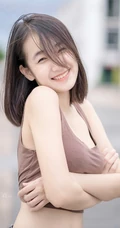清新爱笑的女孩，背心牛仔裤气质可爱女生街拍写真图片