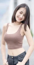 清新爱笑的女孩，背心牛仔裤气质可爱女生街拍写真图片