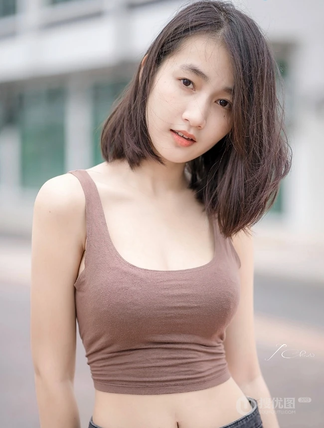 清新爱笑的女孩，背心牛仔裤气质可爱女生街拍写真图片