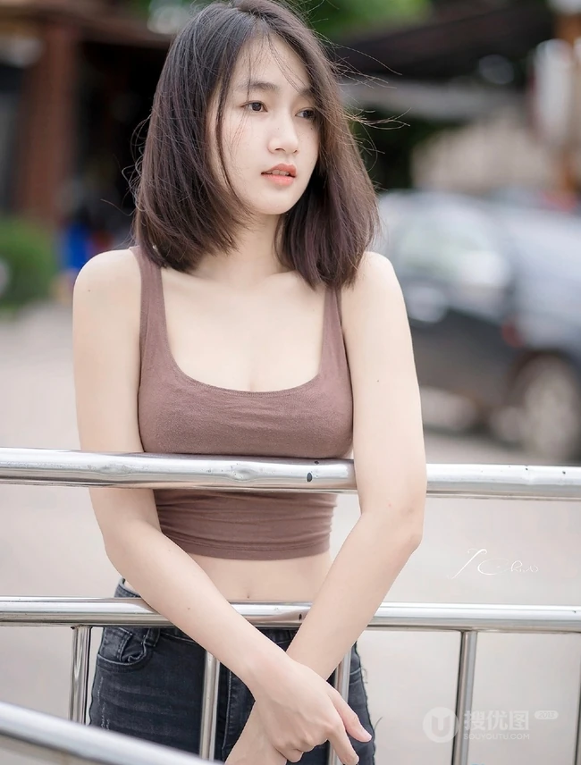 清新爱笑的女孩，背心牛仔裤气质可爱女生街拍写真图片