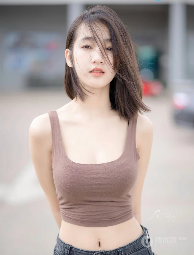 清新爱笑的女孩，背心牛仔裤气质可爱女生街拍写真图片