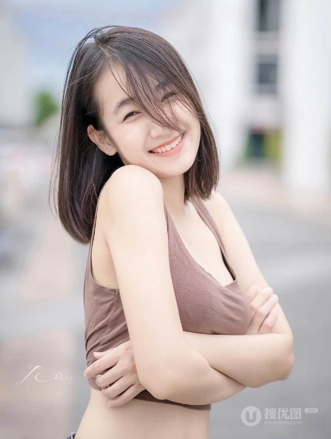 清新爱笑的女孩，背心牛仔裤气质可爱女生街拍写真图片