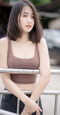 清新爱笑的女孩，背心牛仔裤气质可爱女生街拍写真图片