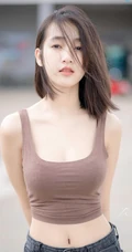 清新爱笑的女孩，背心牛仔裤气质可爱女生街拍写真图片