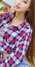 气质格纹衫短裤女生艾小青户外海边沙滩玩单车写真图片