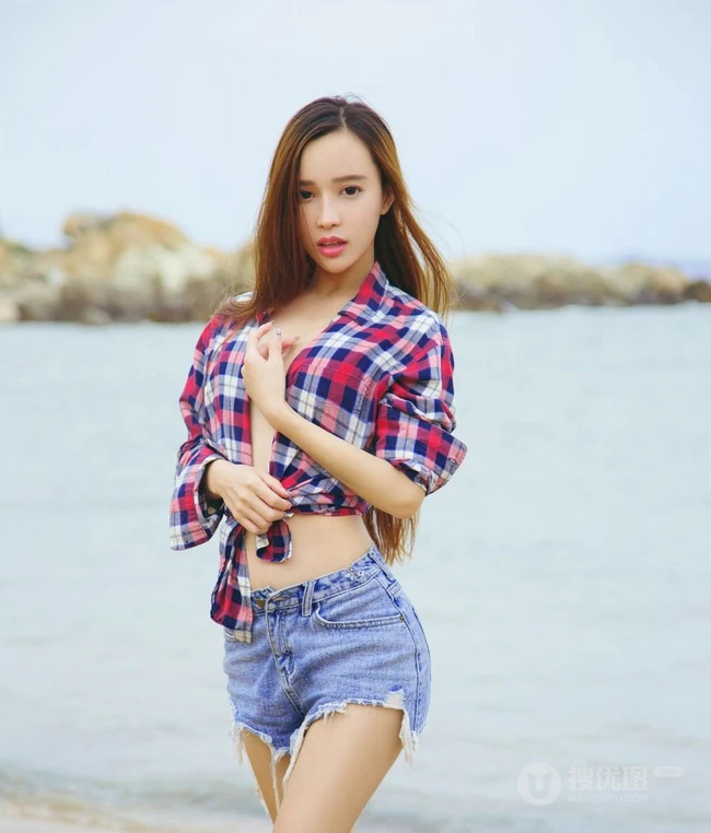 气质格纹衫短裤女生艾小青户外海边沙滩玩单车写真图片
