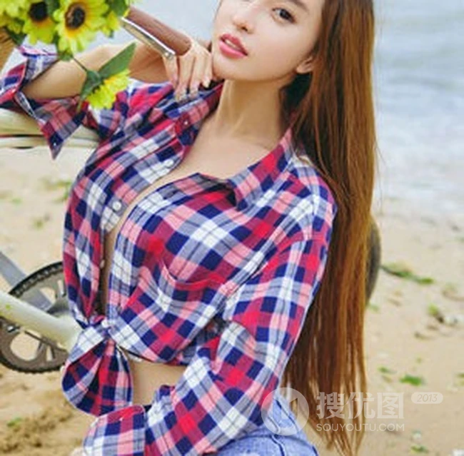 气质格纹衫短裤女生艾小青户外海边沙滩玩单车写真图片