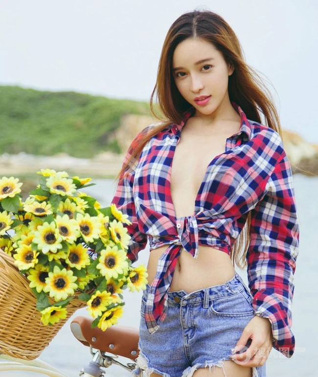 气质格纹衫短裤女生艾小青户外海边沙滩玩单车写真图片