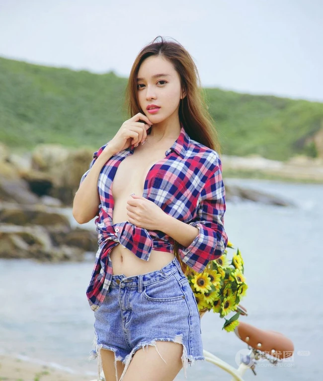 气质格纹衫短裤女生艾小青户外海边沙滩玩单车写真图片