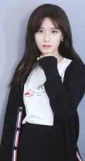 90后国内女明星陈意涵白T恤黑裙纯美写真图片