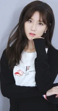 90后国内女明星陈意涵白T恤黑裙纯美写真图片