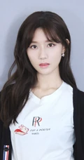 90后国内女明星陈意涵白T恤黑裙纯美写真图片