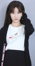 90后国内女明星陈意涵白T恤黑裙纯美写真图片