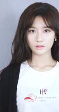 90后国内女明星陈意涵白T恤黑裙纯美写真图片