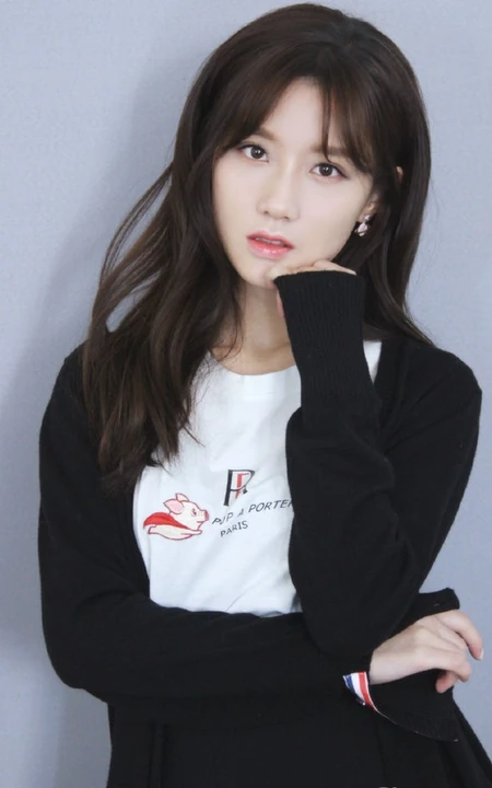 90后国内女明星陈意涵白T恤黑裙纯美写真图片