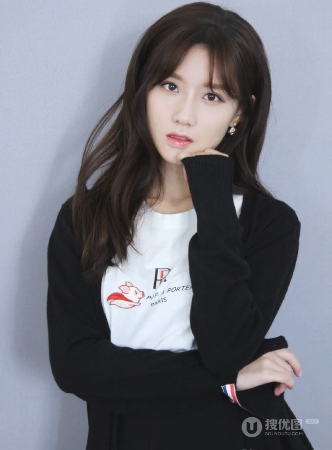 90后国内女明星陈意涵白T恤黑裙纯美写真图片