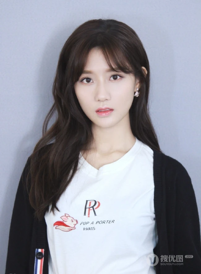 90后国内女明星陈意涵白T恤黑裙纯美写真图片