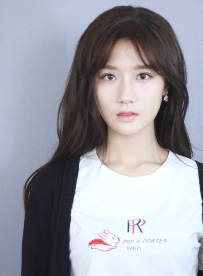 90后国内女明星陈意涵白T恤黑裙纯美写真图片