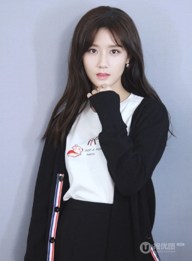 90后国内女明星陈意涵白T恤黑裙纯美写真图片