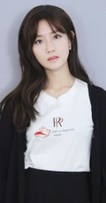 90后国内女明星陈意涵白T恤黑裙纯美写真图片