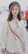唱作歌手陈意涵（Estelle）黑色贝雷帽机场街拍时尚美图