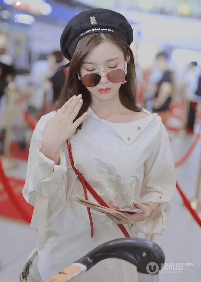 唱作歌手陈意涵（Estelle）黑色贝雷帽机场街拍时尚美图