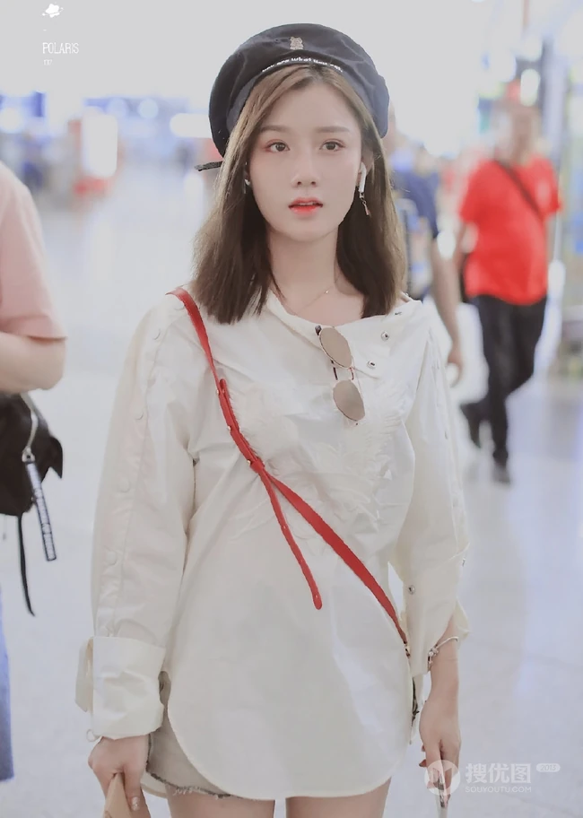 唱作歌手陈意涵（Estelle）黑色贝雷帽机场街拍时尚美图