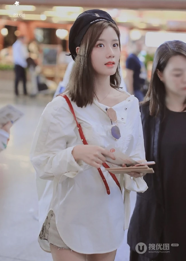 唱作歌手陈意涵（Estelle）黑色贝雷帽机场街拍时尚美图
