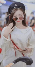 唱作歌手陈意涵（Estelle）黑色贝雷帽机场街拍时尚美图