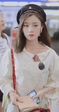 唱作歌手陈意涵（Estelle）黑色贝雷帽机场街拍时尚美图
