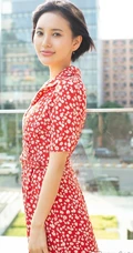 日本女星儿玉遥红色碎花连衣裙短发柔美动人写真图片