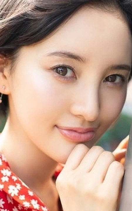 日本女星儿玉遥红色碎花连衣裙短发柔美动人写真图片
