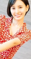 日本女星儿玉遥红色碎花连衣裙短发柔美动人写真图片