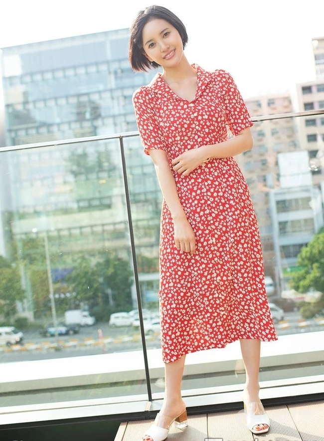 日本女星儿玉遥红色碎花连衣裙短发柔美动人写真图片