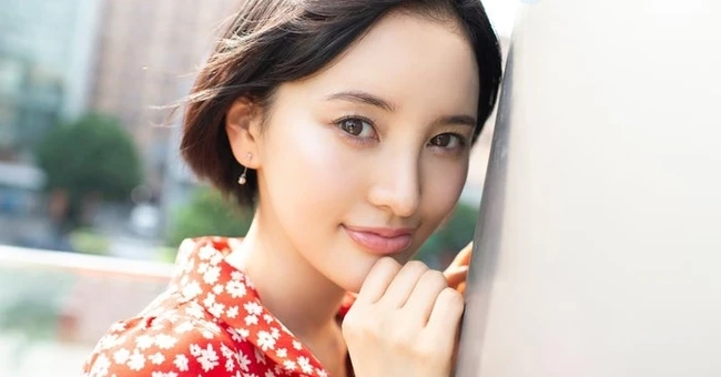 日本女星儿玉遥红色碎花连衣裙短发柔美动人写真图片
