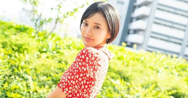 日本女星儿玉遥红色碎花连衣裙短发柔美动人写真图片
