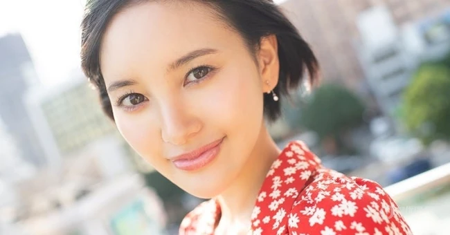 日本女星儿玉遥红色碎花连衣裙短发柔美动人写真图片