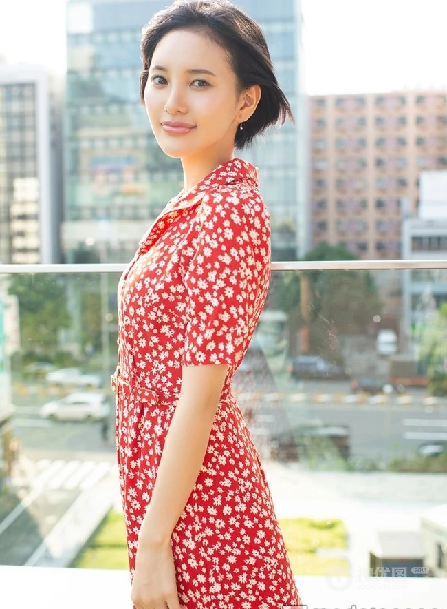 日本女星儿玉遥红色碎花连衣裙短发柔美动人写真图片