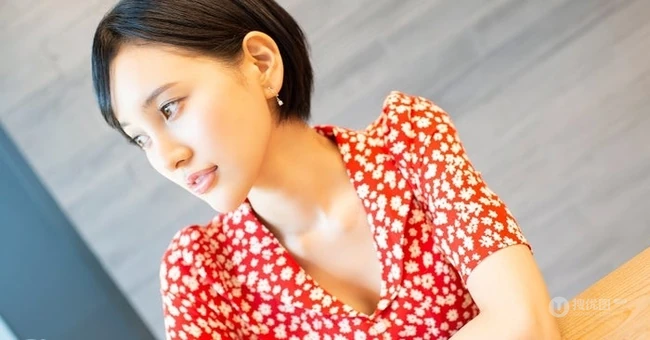 日本女星儿玉遥红色碎花连衣裙短发柔美动人写真图片