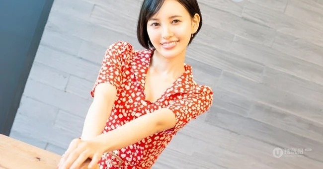日本女星儿玉遥红色碎花连衣裙短发柔美动人写真图片