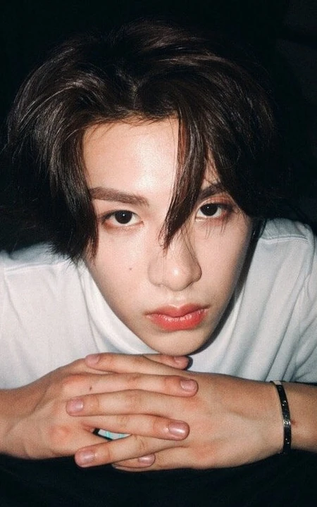 内地歌手组合NINE PERCENT成员黄明昊（Justin）自拍照片