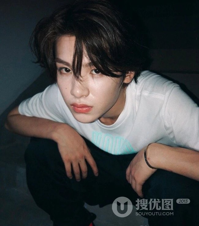 内地歌手组合NINE PERCENT成员黄明昊（Justin）自拍照片
