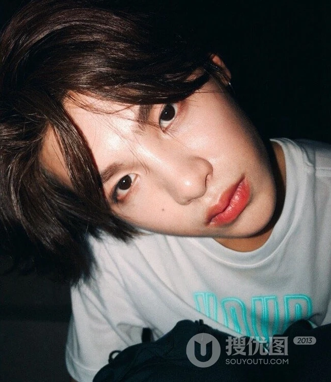 内地歌手组合NINE PERCENT成员黄明昊（Justin）自拍照片