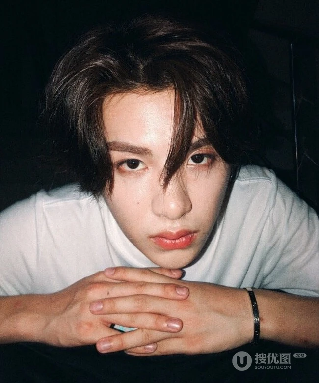 内地歌手组合NINE PERCENT成员黄明昊（Justin）自拍照片